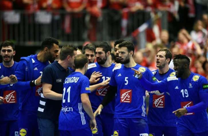 Les joueurs de l'équipe de France se congratulent après avoir battu l'Allemagne lors du match pour la 3e place du Mondial de handball, le 27 janvier 2019 à Herning au Danemark