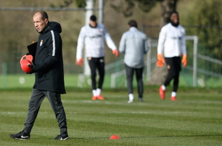 Le technicien de Monaco Leonardo Jardim (g) dirige une séance d'entraînement à Ploufragan dans les Côtes-d'Armor, le 28 janvier 2019