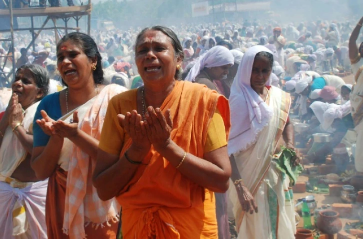 Des femmes en prière le 26 février 2013 à dans l'état de Kerala
