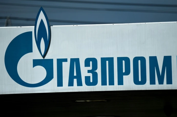 Le logo du géant gazier russe Gazprom, sur une de ses stations-service, à Moscou le 16 avril 2021