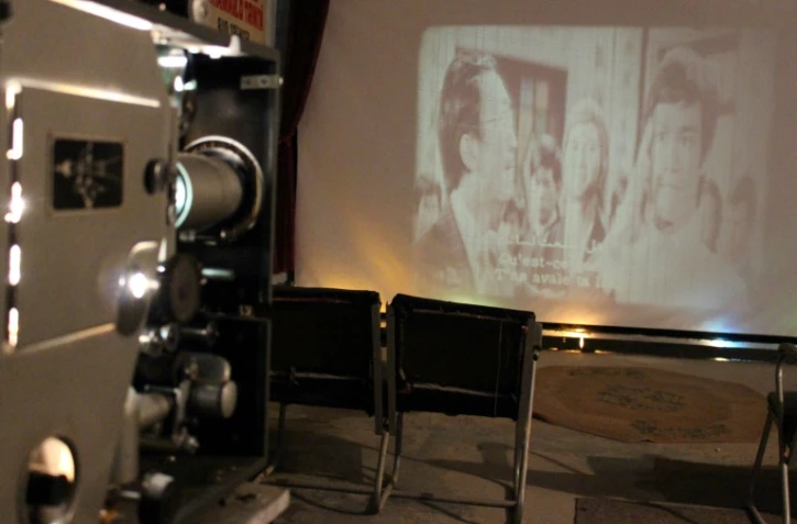 Projection d'un film dans le sous-sol de l'Irakien Abdel Qader al-Ayoubi dans la ville de Kirkouk, le 27 juillet 2018