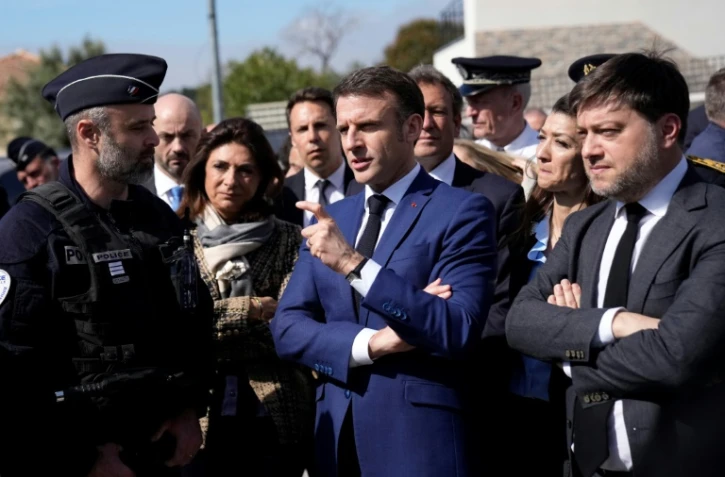 Emmanuel Macron et le maire de Marseille Benoît Payan (d) rencontrent des policiers lors d'une visite à la cité de La Castellane, le 19 mars 2024 à Marseille