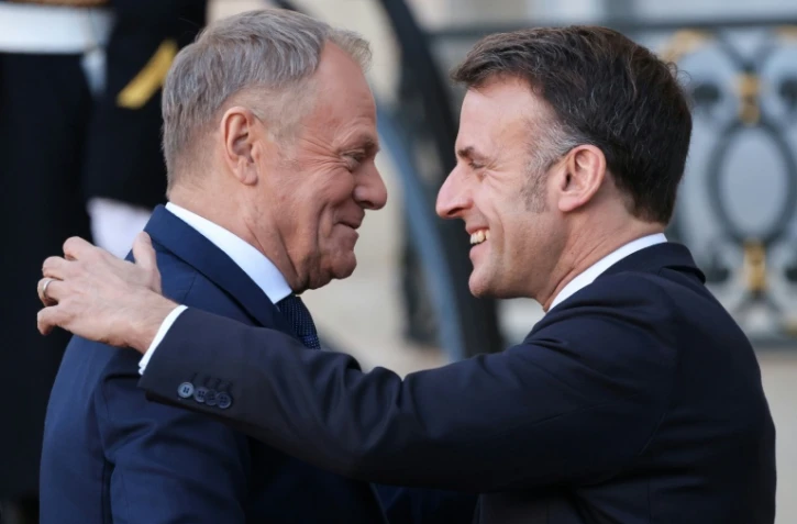 Le président français Emmanuel Macron (à droite) et le Premier ministre polonais Donald Tusk à l'Elysée, à Paris, le 6 janvier 2026