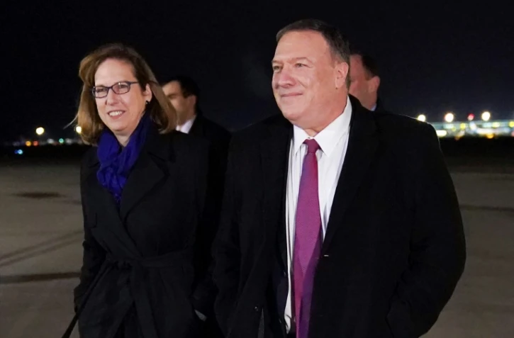 Le secrétaire d'Etat américain Mike Pompeo (D), aux côtés de Kristina Kvien, ambassadrice américaine par interim en Ukraine, à son arrivée à Kiev le 30 janvier 2020