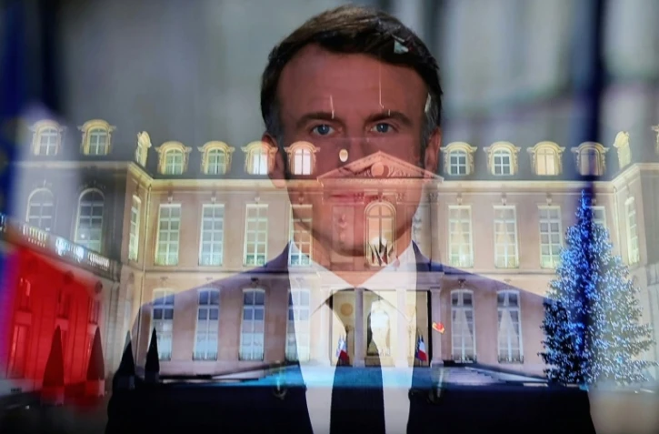 Emmanuel Macron apparaît à l’écran pour prononcer son allocution télévisée du Nouvel An à la nation depuis le palais de l’Élysée, à Paris, le 31 décembre 2024