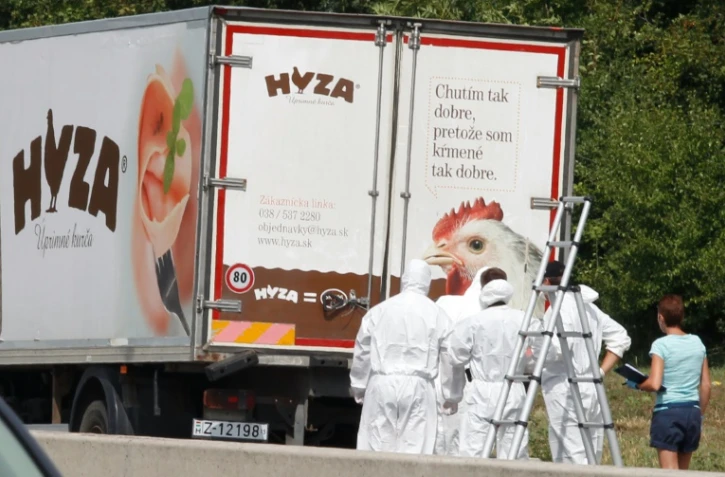 Le camion dans lequel 71 migrants ont trouvé la mort, le 27 août 2015 dans la petite ville autrichienne de Neusiedl am See