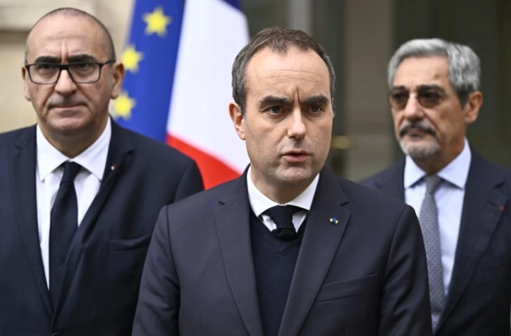 Le Premier ministre Sébastien Lecornu, au centre, s'exprime à l'issue d'une cellule interministérielle de crise, le 19 octobre 2026 à Paris