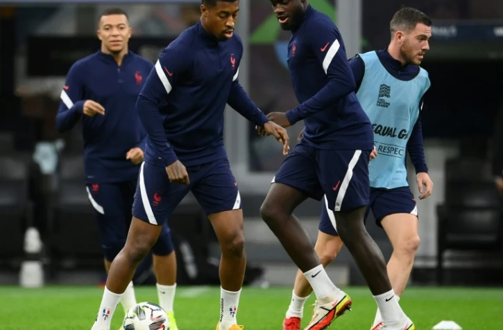 Presnel Kimpembe avec ses coéquipiers lors d'un entraînement des Bleus à Milan le 9 octobre 2021, est annoncé titulaire contre l'Espagne 