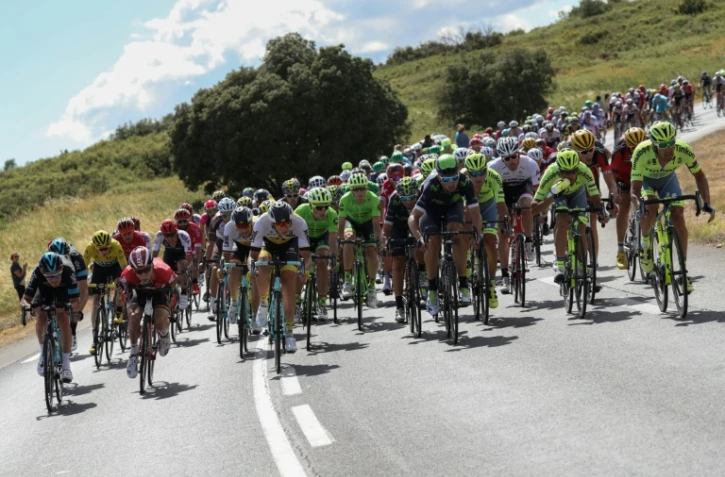 Le peloton du Tour de France groupé lors de la 11e étape en direction de Montpellier, le 13 juillet 2016
