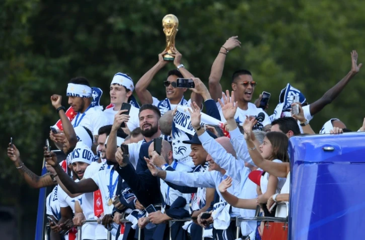 Les Bleus champions du monde descendent les Champs-Elysées à bord d'un bus à impériale, le 16 juillet 2018
