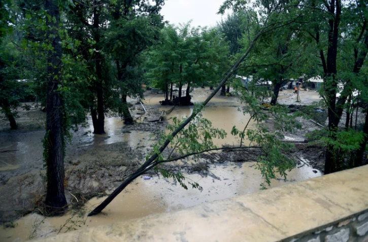 Le terrain de camping inondé suite à de violents orages hébergeait une colonie de vacances allemande, qui avait dû être évacuée en urgence, à Saint-Julien-de-Peyrolas en France