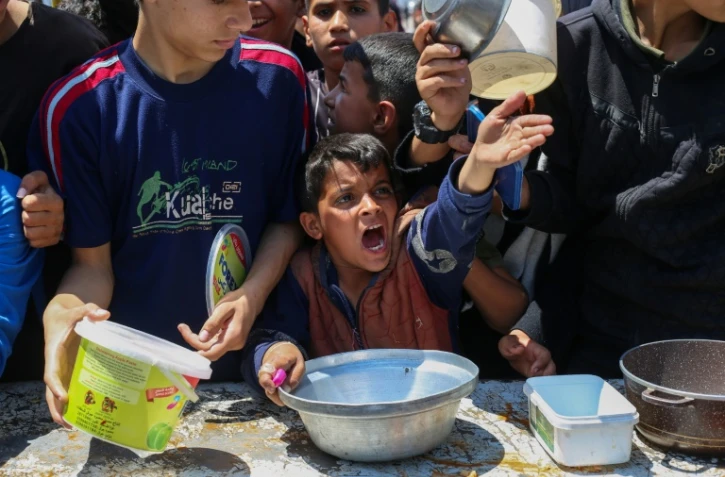 Distribution de nourriture dans le camp de réfugiés de Nousseirat, dans le centre de la bande de Gaza, le 5 mai 2025