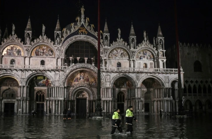 Des secouristes sur la place Saint-Marc inondée, le 12 novembre 2019 à Venise
