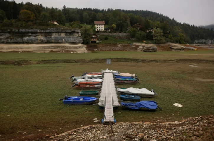 Des bateaux sur le lit asséché du Doubs, le 4 octobre 2023 à Villers-le-Lac, dans le Doubs