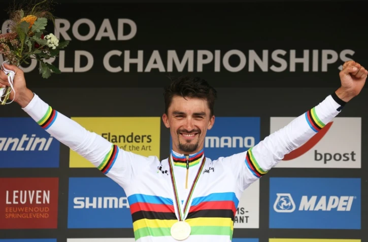 Le Français Julian Alaphilippe célèbre sur le podium son 2e titre consécutif de champion du monde sur route, le 26 septembre 2021 à Louvain