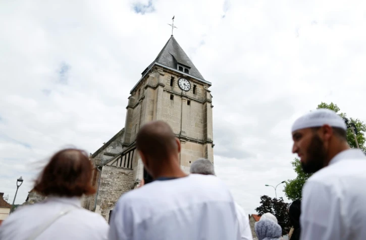 Des musulmans observent une minute de silence devant l'église Saint-Etienne-du-Rouvray, le 29 juillet 2016 en hommage au prêtre tué Jacques Hamel