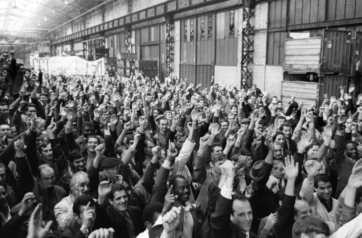 Les ouvriers de l'usine Citroen de la Place Balard à Paris votent la reconduction de la grève le 24 mai 1968