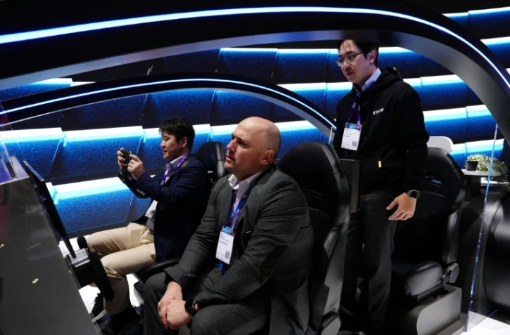 Le stand de Mediatek avec une voiture équipée de la technologie IA lors du Mobile World Congress à Barcelone, le 26 février 2024
