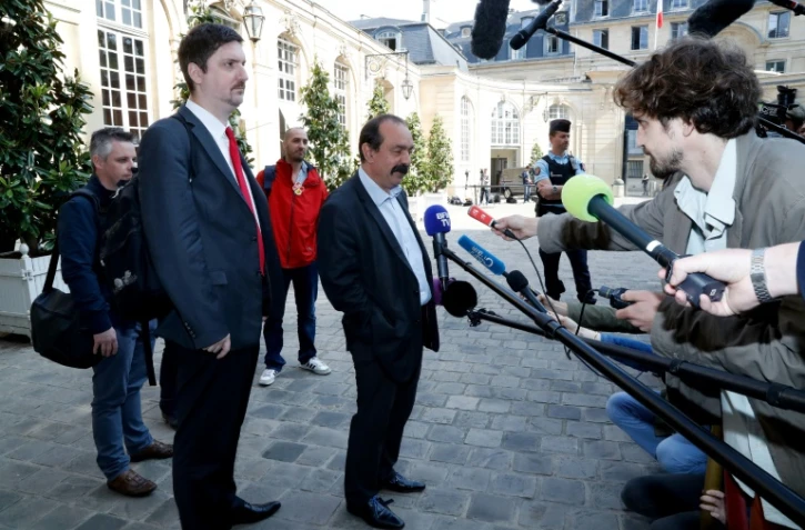 Le secrétaire général de la CGT Philippe Martinez (au centre) et le secrétaiore général de la CGT Cheminots Laurent Brun à la sortie d'un entretien avec le Premier ministre le 25 mai 2018 à Paris