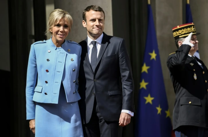Le président français Emmanuel Macron et son épouse Brigitte Macron devant l'Elysée à Paris, le 14 mai 2017