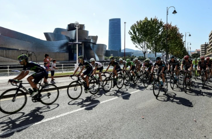 Le peloton passe devant le musée Guggenheim, lors de la 12e étape de la Vuelta, disputée entre Los Corrales de Buelna et Bilbao, le 1er septembre 2016