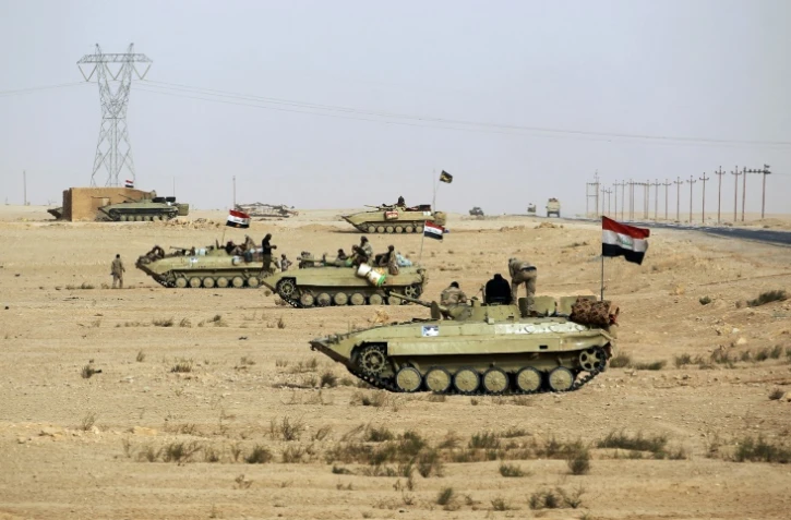 Des forces irakiennes et du Hachd al-Chaabi avancent dans la zone désertique pour reprendre les dernières poches au groupe Etat islamique dans la province d'Al-Anbar, le 2 novembre 2017