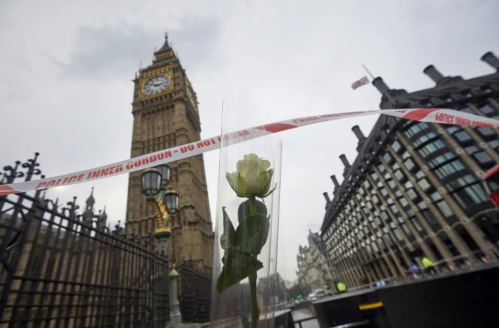 Une fleur laissée en hommage aux victimes près du Palais de Westminster qui accueille le Parlement britannique, le 23 mars 2017 