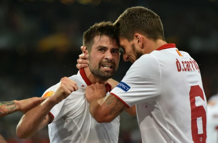 Le capitain de Séville Coke célèbre avec le milieu Daniel Carrico après avoir marqué face à Liverpool lors de la finale de C3, le 18 mai 2016 à Bâle