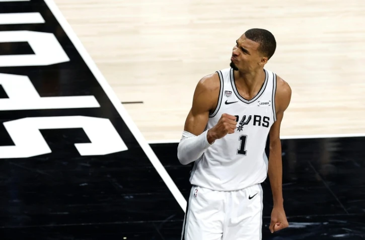 Victor Wembanyama, l'ailier fort français des San Antonio Spurs, après avoir marqué un panier dans le quatrième quart-temps contre les New York Knicks lors du deuxième match de la finale de la NBA 2026, à San Antonio, le 5 juin 2026