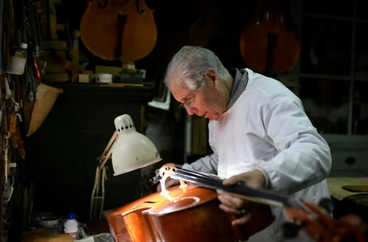 Antonio Capela répare un violon dans son atelier d'Espinho, dans le nord du Portugal, le 15 février 2018