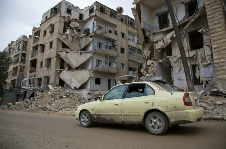 Un taxi passe dans une rue d'Alep, dans un quartier tenu par les rebelles, le 3 mars 2016