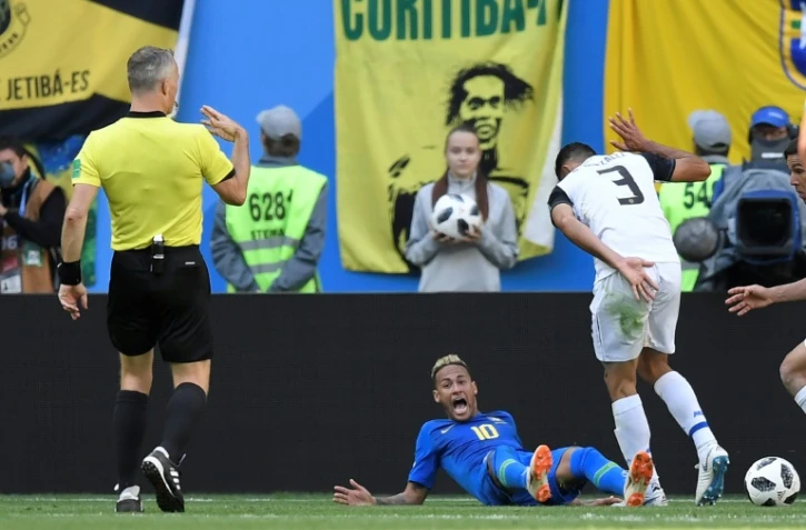 La star du Brésil Neymar (au sol) réclame un penalty lors du match contre le Costa Rica à Saint-Pétersbourg, le 22 juin 2018
