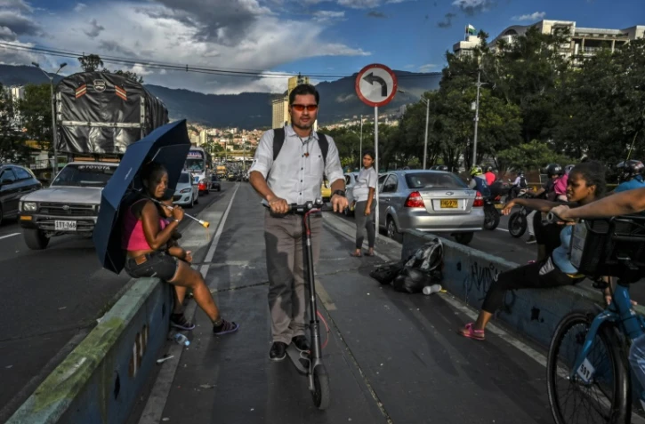Un homme file sur une trottinette électrique dans les rues de Medellin en Colombie, le 2 juillet 2019