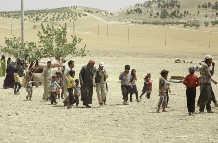 Des familles syriennes qui fuient l'assaut lancé par les forces arabes et kurdes contre le groupe Etat islamique à Minbej, arrivent dans un campement à 20 kms de la ville le 4 juin 2016