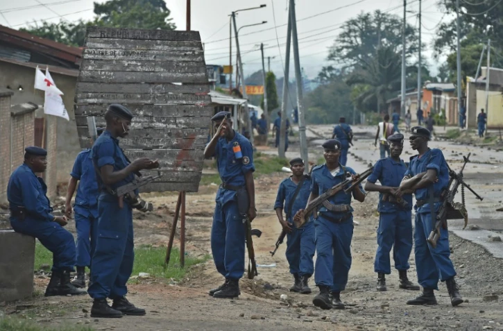 Des policiers à Bujumbura lors d'une manifestation contre le président le 20 mai 2015