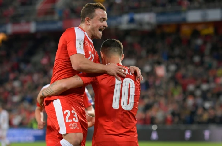 Les Suisses Xherdan Shaqiri (g) et Granit Xhaka lors du match de qualification pour le Mondial 2018 face à la Hongrie le 7 octobre 2017 à Bâle