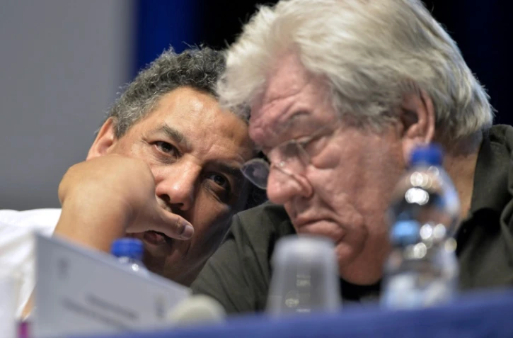 Paul Goze en aparté avec Serge Blanco, lors d'une assemblée générale de la LNR à Pau, le 2 juillet 2016