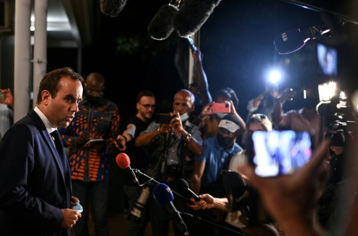 Le ministre des Outre-mer Sebastien Lecornu s'adresse aux journalistes lors de son arrivée en Guadeloupe, à Baie-Mahault, le 28 novembre 2021