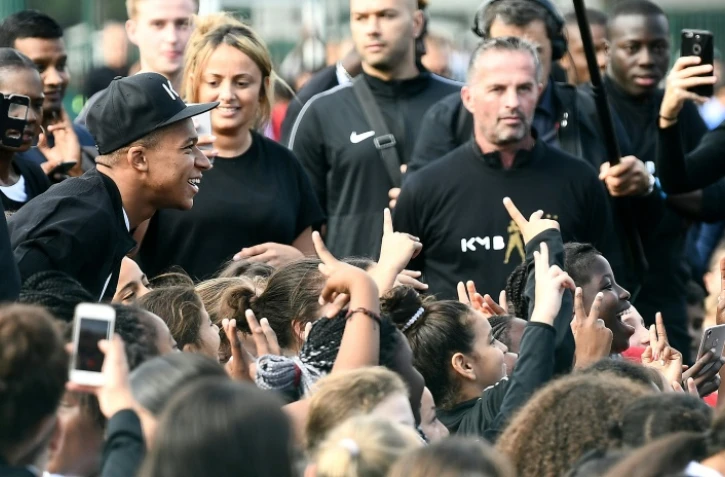 Kylian Mbappé (casquette), ici à la rencontre avec des jeunes à Bondy le 17 octobre 2018, vient de lancer son association pour "inspirer" 98 jeunes enfants 