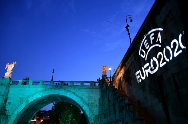 Le logo de l'Euro-2020 projeté sur un pont de Rome, le 11 juin 2019
