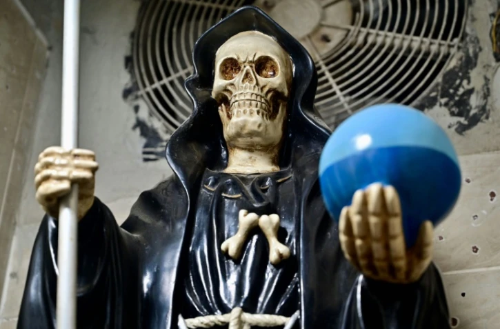Un autel honorant la Santa Muerte dans une maison lors d'une opération conjointe des forces armées et de la police nationale à Duran, en Equateur, le 15 janvier 2025