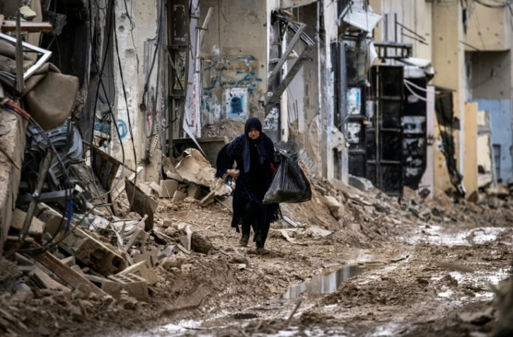 Une Palestinienne quitte avec quelques affaires le camp de réfugiés de Jénine, en Cisjordanie occupée, le 24 février 2025