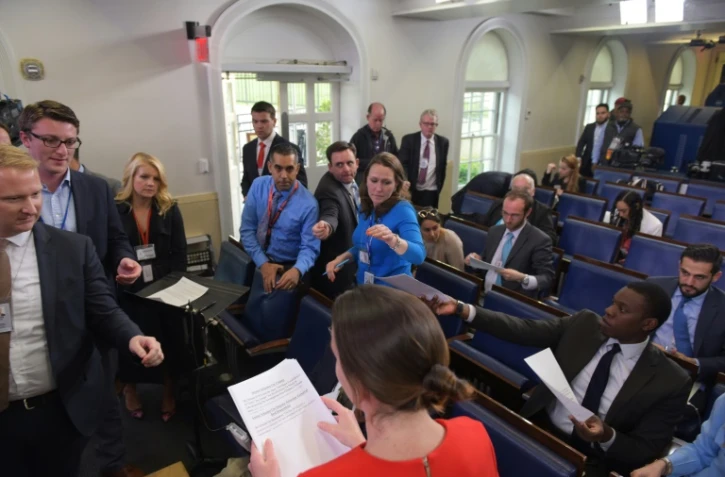 Distribution d'un communiqué de la Maison Blanche aprÚs le limogeage du patron du FBI James Comey, à Washington le 10 mai 2017