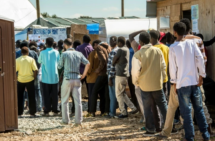 Distribution de nourriture le 24 juin 2016 dans la "Jungle" à Calais