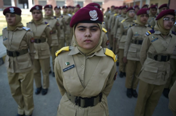 Des jeunes pakistanaises lors d'un défilé au Collège des cadettes, à Mardan, le 25 octobre 2017