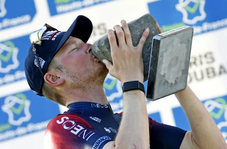 Le Néerlandais Dylan Van Baarle brandit le trophée de Paris-Roubaix, le 17 avril 2022