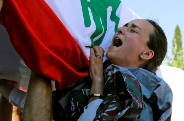 Une Libanaise pleure la perte de ses proches dans l'explosion au port de Beyrouth le 4 août 2020, lors de leurs funérailles à Qartaba, au nord de Beyrouth, le 17 août 2020