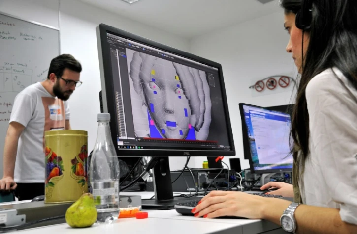 Une animatrice 3D travaille sur le jeu vidéo "Reconstruction", à Bogota, le 14 décembre 2016