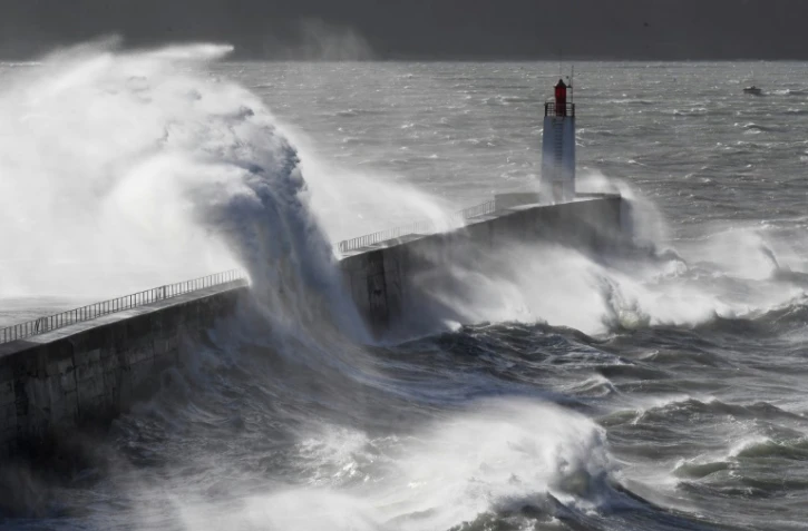 Une vague se brise contre un phare à Saint-Malo, le 27 décembre 2017