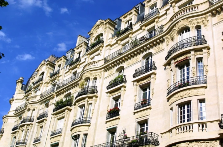 Photo prise en 2002 à Paris d'une façade d'immeuble haussmannien